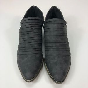 TC shoe - gray faux leather almond shaped toe low heel shoe w/ zipper back SZ 7